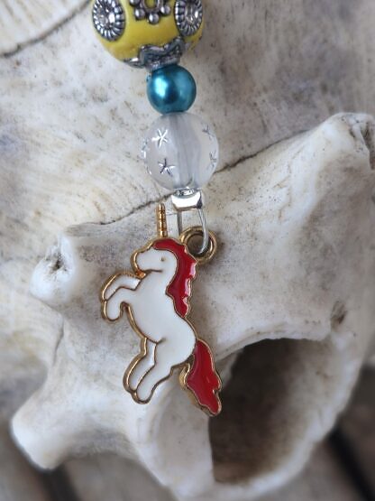 Schlüsselanhänger mit Einhorn mit rotweissem emaillierten Einhornanhänger gelber Kashmiriperle blauen Glanzperlen & durchsichtigen Acrylperlen mit Sternen