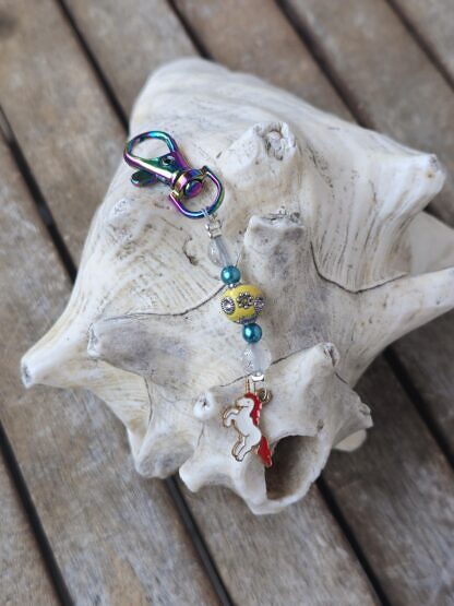 Schlüsselanhänger mit Einhorn mit rotweissem emaillierten Einhornanhänger gelber Kashmiriperle blauen Glanzperlen & durchsichtigen Acrylperlen mit Sternen