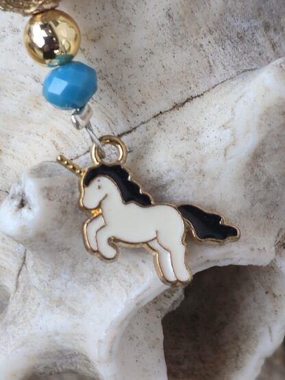 Schlüsselanhänger mit Einhorn mit schwarzweissem emaillierten Einhornanhänger grauer Kashmiriperle goldenen Glanzperlen und blauen Glasperlen