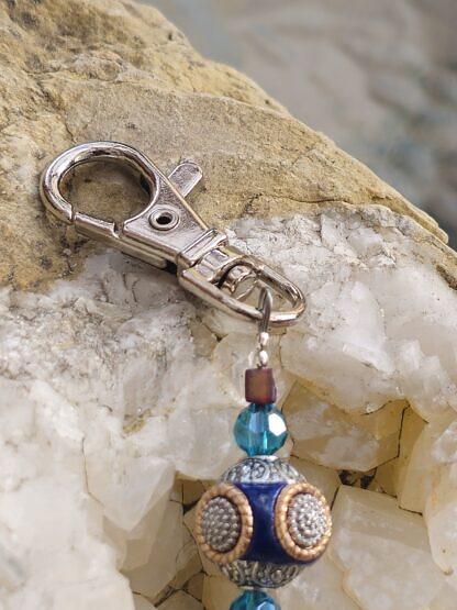 Schlüsselanhänger mit Lebensbaum Baum des Lebens mit altrosa Myukiperlen hellblauen facettierten Glasperlen dunkelblauer Kashmiriperle mit silber und gold Ornamente