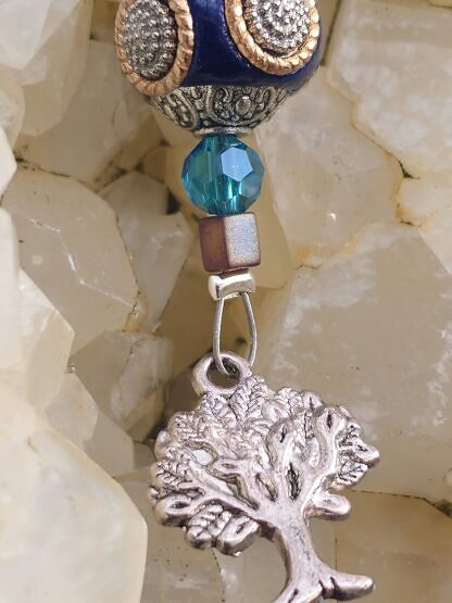 Schlüsselanhänger mit Lebensbaum Baum des Lebens mit altrosa Myukiperlen hellblauen facettierten Glasperlen dunkelblauer Kashmiriperle mit silber und gold Ornamente