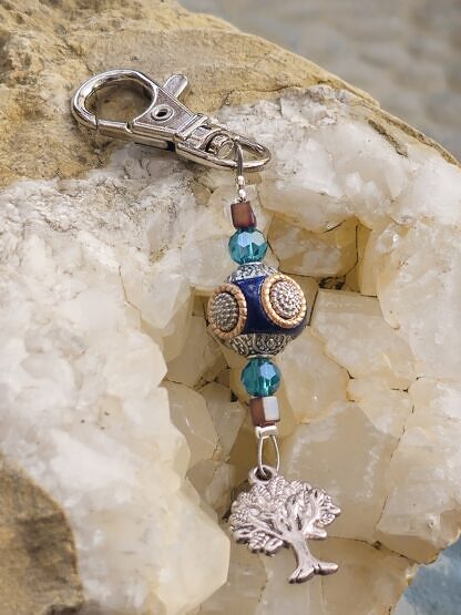 Schlüsselanhänger mit Lebensbaum Baum des Lebens mit altrosa Myukiperlen hellblauen facettierten Glasperlen dunkelblauer Kashmiriperle mit silber und gold Ornamente