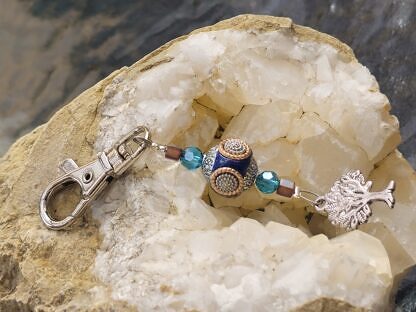 Schlüsselanhänger mit Lebensbaum Baum des Lebens mit altrosa Myukiperlen hellblauen facettierten Glasperlen dunkelblauer Kashmiriperle mit silber und gold Ornamente