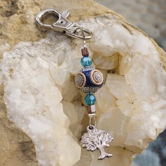 Schlüsselanhänger mit Lebensbaum Baum des Lebens mit altrosa Myukiperlen hellblauen facettierten Glasperlen dunkelblauer Kashmiriperle mit silber und gold Ornamente