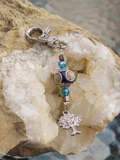 Schlüsselanhänger mit Lebensbaum Baum des Lebens mit altrosa Myukiperlen hellblauen facettierten Glasperlen dunkelblauer Kashmiriperle mit silber und gold Ornamente