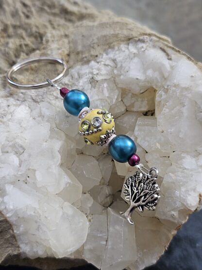 Schlüsselanhänger mit Lebensbaum Baum des Lebens mit blauen Glanzperlen roten Rocaillesperlen gelber Kashmiriperle mit Strasssteinchen und silbernen Ornamenten