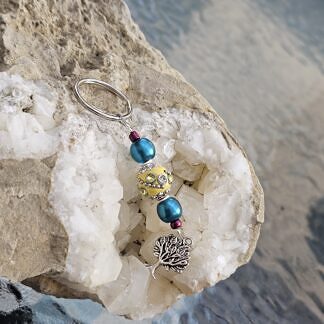 Schlüsselanhänger mit Lebensbaum Baum des Lebens mit blauen Glanzperlen roten Rocaillesperlen gelber Kashmiriperle mit Strasssteinchen und silbernen Ornamenten