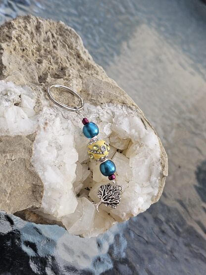 Schlüsselanhänger mit Lebensbaum Baum des Lebens mit blauen Glanzperlen roten Rocaillesperlen gelber Kashmiriperle mit Strasssteinchen und silbernen Ornamenten