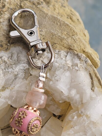 Schlüsselanhänger mit Lebensbaum Baum des Lebens mit lachs Rocaillperlen rosa und weisser Glasperle rosa Kashmiriperle mit goldenen Ornamenten