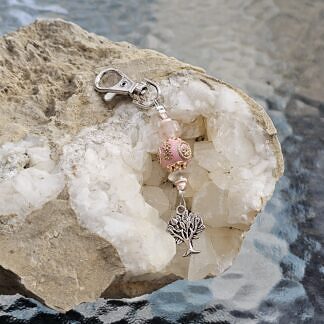 Schlüsselanhänger mit Lebensbaum Baum des Lebens mit lachs Rocaillperlen rosa und weisser Glasperle rosa Kashmiriperle mit goldenen Ornamenten