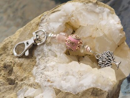 Schlüsselanhänger mit Lebensbaum Baum des Lebens mit lachs Rocaillperlen rosa und weisser Glasperle rosa Kashmiriperle mit goldenen Ornamenten