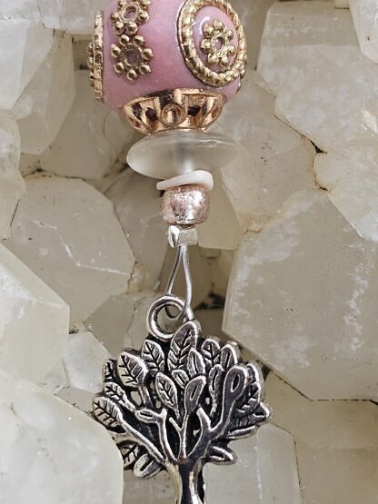 Schlüsselanhänger mit Lebensbaum Baum des Lebens mit lachs Rocaillperlen rosa und weisser Glasperle rosa Kashmiriperle mit goldenen Ornamenten