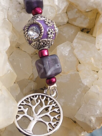 Schlüsselanhänger mit Lebensbaum Baum des Lebens mit roten Glanzperlen dunkelblauen eckigen Glasperlen lila Kashmiriperle mit Strasssteinen & silber Ornament