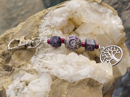 Schlüsselanhänger mit Lebensbaum Baum des Lebens mit roten Glanzperlen dunkelblauen eckigen Glasperlen lila Kashmiriperle mit Strasssteinen & silber Ornament