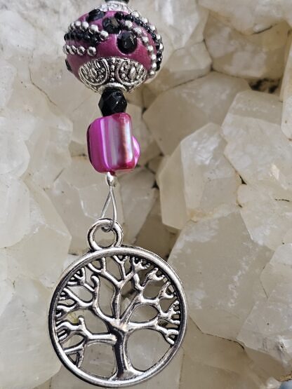 Schlüsselanhänger mit Lebensbaum Baum des Lebens mit schwarzen facettierten Acrylperlen pinker Muschel- und Glasperle pinker Kashmiriperle mit schwarzen Steinchen