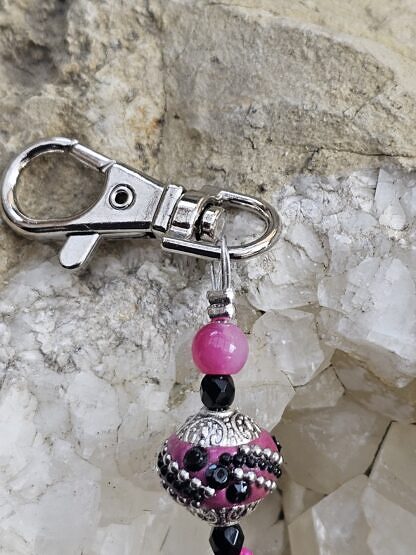 Schlüsselanhänger mit Lebensbaum Baum des Lebens mit schwarzen facettierten Acrylperlen pinker Muschel- und Glasperle pinker Kashmiriperle mit schwarzen Steinchen