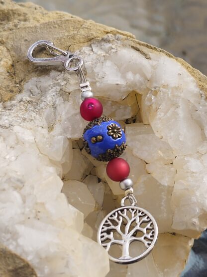 Schlüsselanhänger mit Lebensbaum Baum des Lebens mit silber Glanzperlen matter roter und pinker Polarisperlen dunkelblauer Kashmiriperle mit bronze Ornamenten