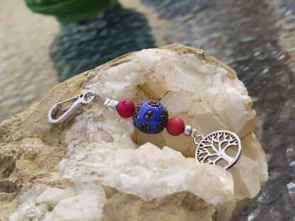 Schlüsselanhänger mit Lebensbaum Baum des Lebens mit silber Glanzperlen matter roter und pinker Polarisperlen dunkelblauer Kashmiriperle mit bronze Ornamenten