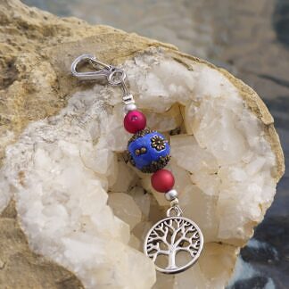 Schlüsselanhänger mit Lebensbaum Baum des Lebens mit silber Glanzperlen matter roter und pinker Polarisperlen dunkelblauer Kashmiriperle mit bronze Ornamenten