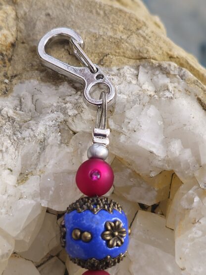 Schlüsselanhänger mit Lebensbaum Baum des Lebens mit silber Glanzperlen matter roter und pinker Polarisperlen dunkelblauer Kashmiriperle mit bronze Ornamenten