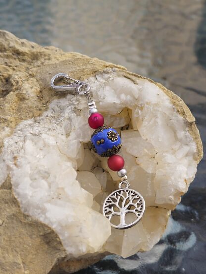 Schlüsselanhänger mit Lebensbaum Baum des Lebens mit silber Glanzperlen matter roter und pinker Polarisperlen dunkelblauer Kashmiriperle mit bronze Ornamenten