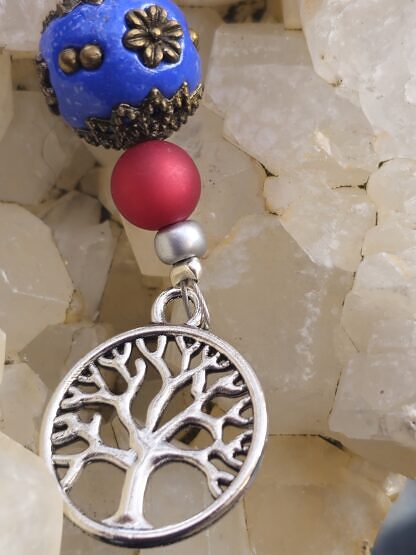 Schlüsselanhänger mit Lebensbaum Baum des Lebens mit silber Glanzperlen matter roter und pinker Polarisperlen dunkelblauer Kashmiriperle mit bronze Ornamenten