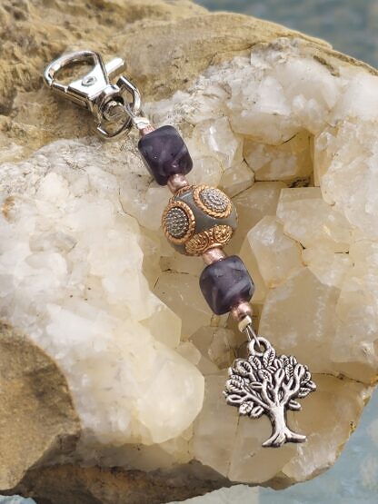 Schlüsselanhänger mit Lebensbaum Baum des Lebens viereckigen dunkelblauen Glasperlen lachs Rocailles Perlen taupe Kashmiriperle mit goldenen und silbernen Ornamenten