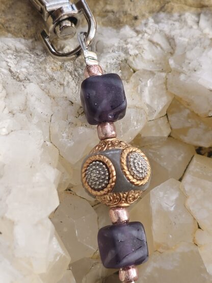 Schlüsselanhänger mit Lebensbaum Baum des Lebens viereckigen dunkelblauen Glasperlen lachs Rocailles Perlen taupe Kashmiriperle mit goldenen und silbernen Ornamenten