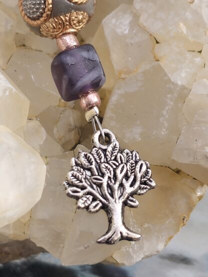 Schlüsselanhänger mit Lebensbaum Baum des Lebens viereckigen dunkelblauen Glasperlen lachs Rocailles Perlen taupe Kashmiriperle mit goldenen und silbernen Ornamenten