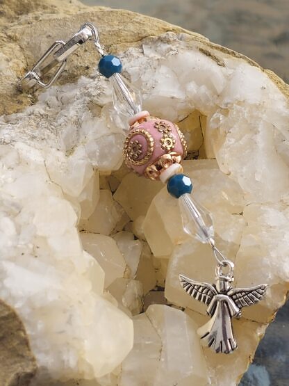 Schutzengel Schlüsselanhänger mit dunkelblauen facettierten Acrylperlen durchsichtigen facettierten Tropfenperlen rosa Kashmiriperle mit goldenen Ornamenten