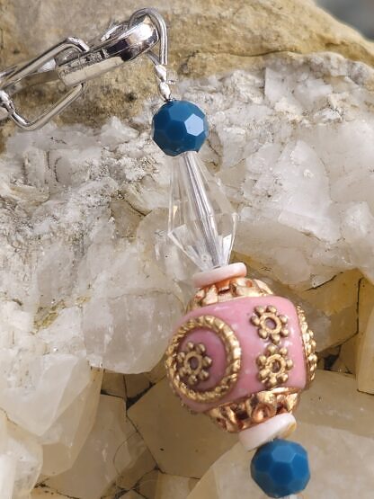 Schutzengel Schlüsselanhänger mit dunkelblauen facettierten Acrylperlen durchsichtigen facettierten Tropfenperlen rosa Kashmiriperle mit goldenen Ornamenten