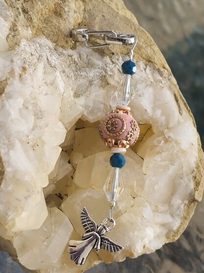 Schutzengel Schlüsselanhänger mit dunkelblauen facettierten Acrylperlen durchsichtigen facettierten Tropfenperlen rosa Kashmiriperle mit goldenen Ornamenten