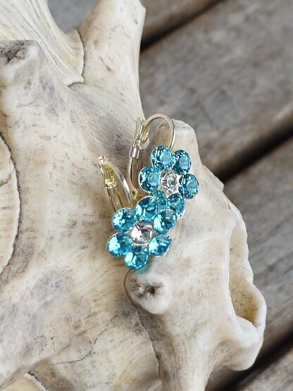 Blumen Ohrringe Ohrhänger aus Tombak bestückt mit 4mm weisser und türkis Swarovski Kristallen nickel- und bleifrei