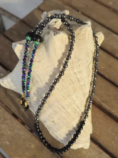 Brillenkette mit facettierten grünviolettgoldenen Glasperlen schwarzen und grauen Acrylperlen anthrazit Katzenaugenglasperlen schwarze Brillenschlaufe mit goldenen Karabiner
