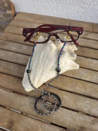 Brillenkette mit facettierten grünviolettgoldenen Glasperlen schwarzen und grauen Acrylperlen anthrazit Katzenaugenglasperlen schwarze Brillenschlaufe mit goldenen Karabiner