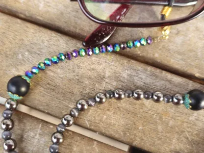 Brillenkette mit facettierten grünviolettgoldenen Glasperlen schwarzen und grauen Acrylperlen anthrazit Katzenaugenglasperlen schwarze Brillenschlaufe mit goldenen Karabiner