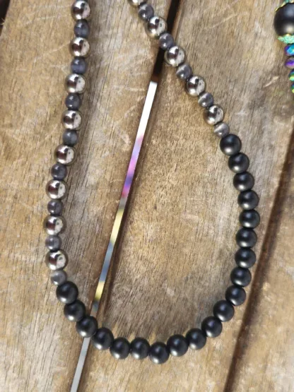 Brillenkette mit facettierten grünviolettgoldenen Glasperlen schwarzen und grauen Acrylperlen anthrazit Katzenaugenglasperlen schwarze Brillenschlaufe mit goldenen Karabiner