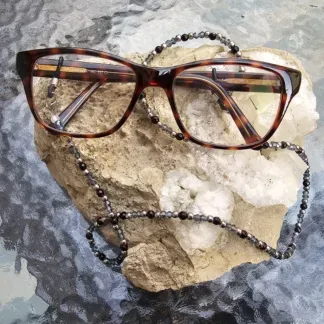Brillenkette mit hellblauen facettierten Glasperlen silbernen Metallperlen schwarzen Acrylperlen schwarz-silberne Brillenschlaufe und silberne Karabiner