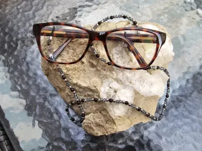 Brillenkette mit hellblauen facettierten Glasperlen silbernen Metallperlen schwarzen Acrylperlen schwarz-silberne Brillenschlaufe und silberne Karabiner