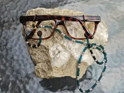 Brillenkette mit hellgrauen Glasperlen petrol Rocaillesperlen schwarzen Acrylperlen dunkelbraunen Holzperlen Brillenschlaufe schwarz mit goldenen Karabinern