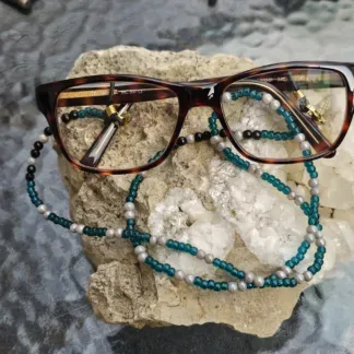 Brillenkette mit hellgrauen Glasperlen petrol Rocaillesperlen schwarzen Acrylperlen dunkelbraunen Holzperlen Brillenschlaufe schwarz mit goldenen Karabinern