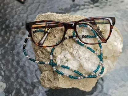 Brillenkette mit hellgrauen Glasperlen petrol Rocaillesperlen schwarzen Acrylperlen dunkelbraunen Holzperlen Brillenschlaufe schwarz mit goldenen Karabinern
