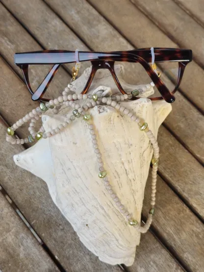 Brillenkette mit hellgrauen und cremefarbenen Glasperlen hellgrünen Glanzperlen mit weiss-goldenen Brillenschaufe und goldenen Karabiner