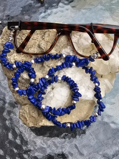 Brillenkette mit Imitations Lapislazuli Glassplittern dunkelblau silbernen Acrylperlen schwarze Brillenschlaufe mit silbernen Karabinern