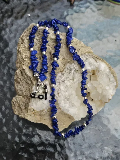 Brillenkette mit Imitations Lapislazuli Glassplittern dunkelblau silbernen Acrylperlen schwarze Brillenschlaufe mit silbernen Karabinern