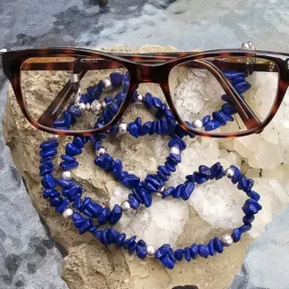 Brillenkette mit Imitations Lapislazuli Glassplittern dunkelblau silbernen Acrylperlen schwarze Brillenschlaufe mit silbernen Karabinern