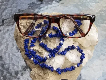 Brillenkette mit Imitations Lapislazuli Glassplittern dunkelblau silbernen Acrylperlen schwarze Brillenschlaufe mit silbernen Karabinern