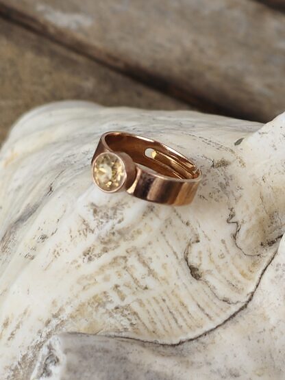 Fingerring aus Tombak Altsilber rosegold Innendurchmesser 19mm grösser verstellbar mit apricot Swarovski Kristall nickel- und bleifrei