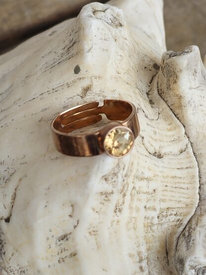 Fingerring aus Tombak Altsilber rosegold Innendurchmesser 19mm grösser verstellbar mit apricot Swarovski Kristall nickel- und bleifrei