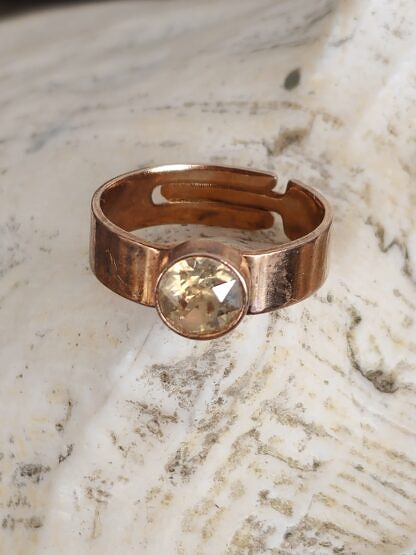 Fingerring aus Tombak Altsilber rosegold Innendurchmesser 19mm grösser verstellbar mit apricot Swarovski Kristall nickel- und bleifrei
